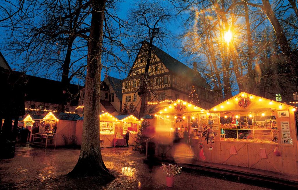 Dinkelsbühler Weihnachtsmarkt im Innenhof des Heiliggeistspitals