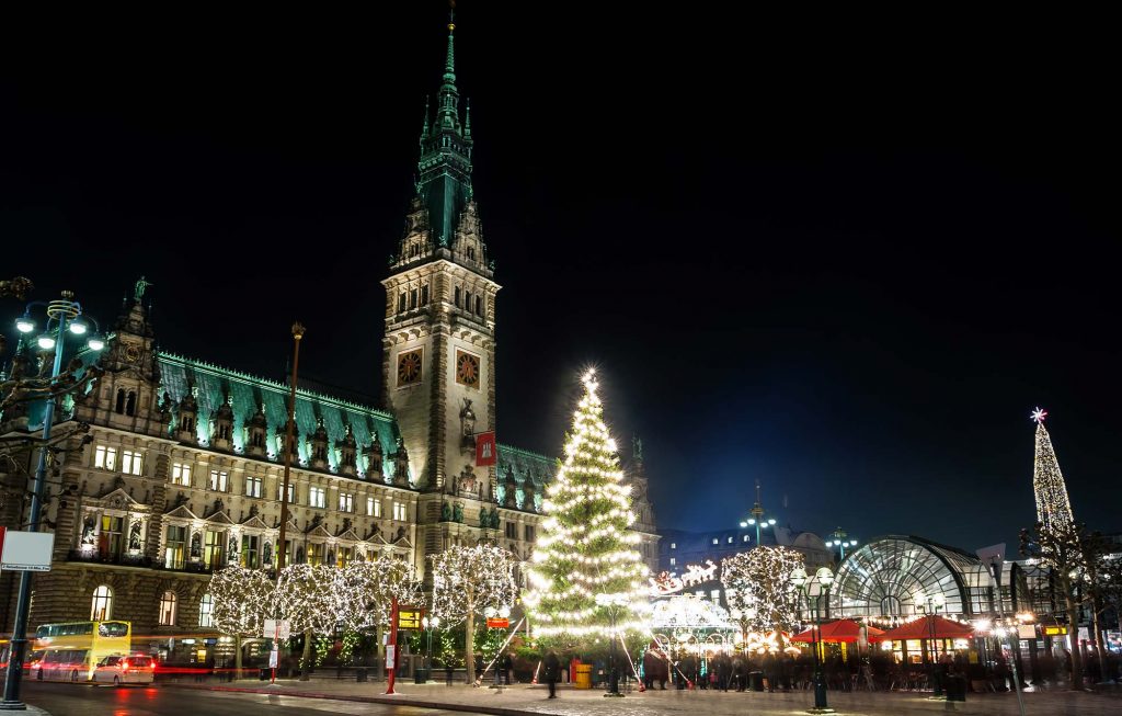 Der historische Weihnachtsmarkt am Rathaus in Hamburg