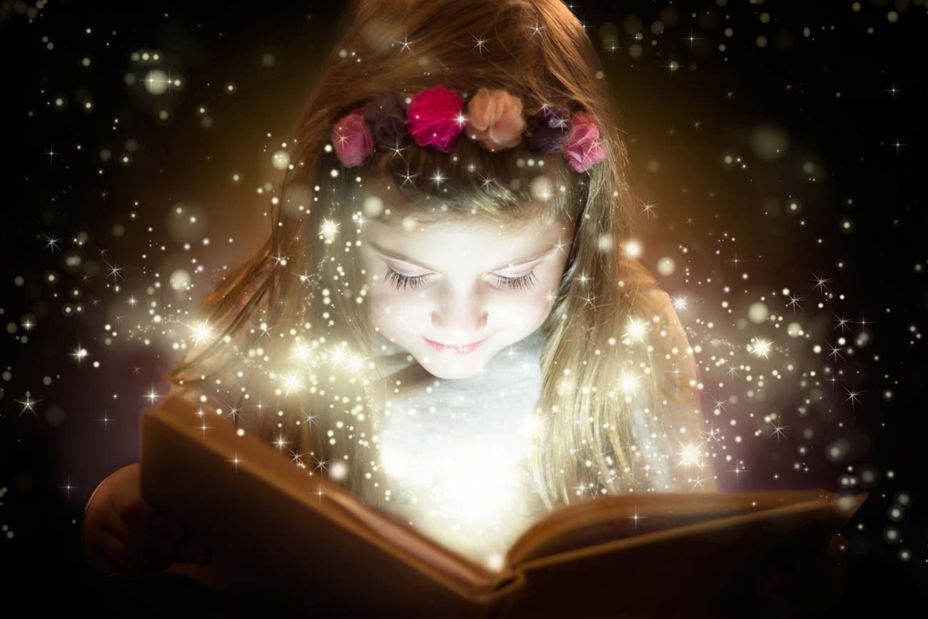 Mädchen liest Märchen