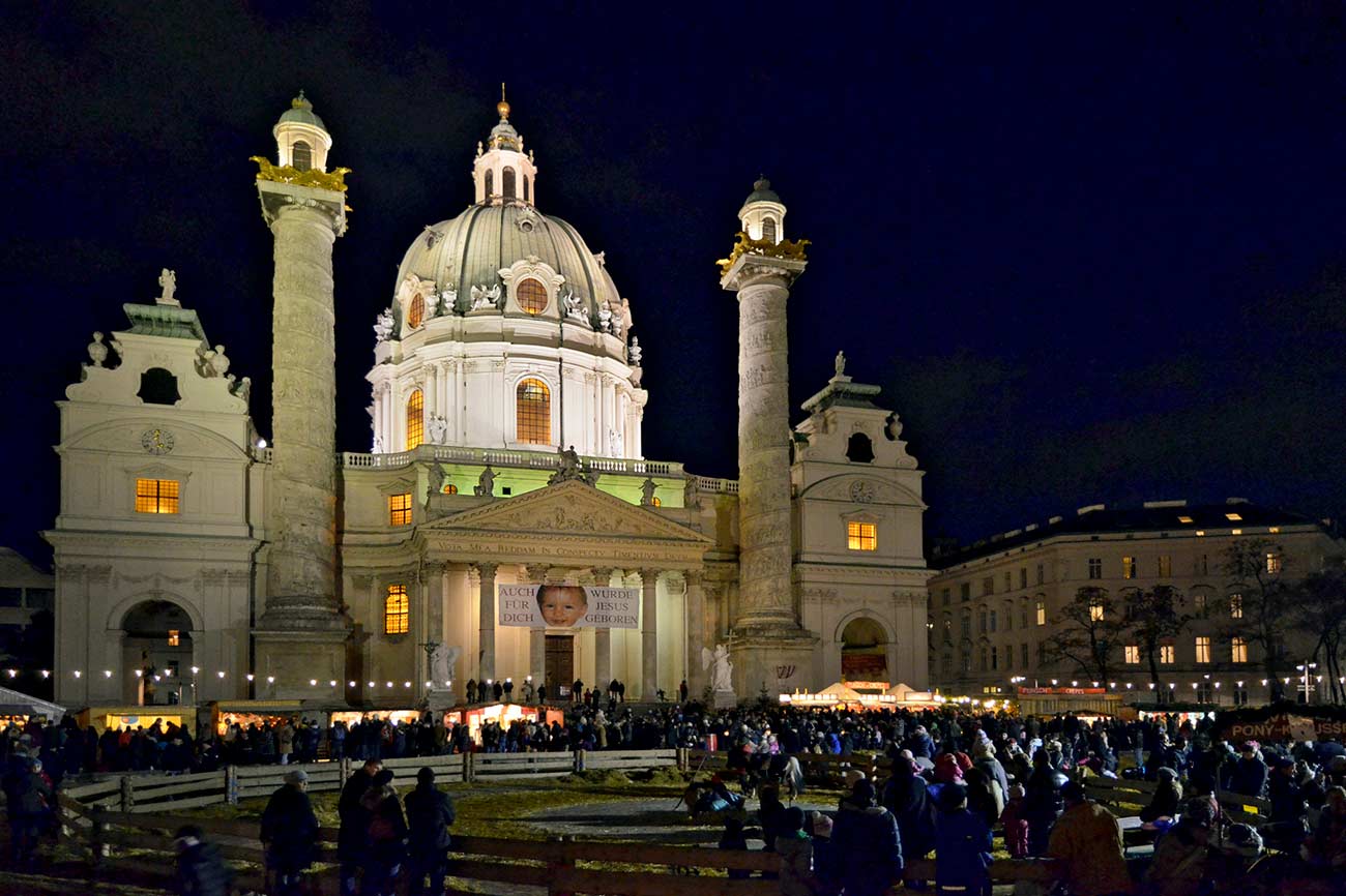 Adventmarkt am Karlsplatz Wien